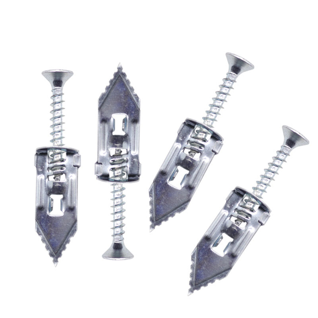 مطرقة في ألواح الجبس المعدنية لتثبيت المقابس بالمسامير